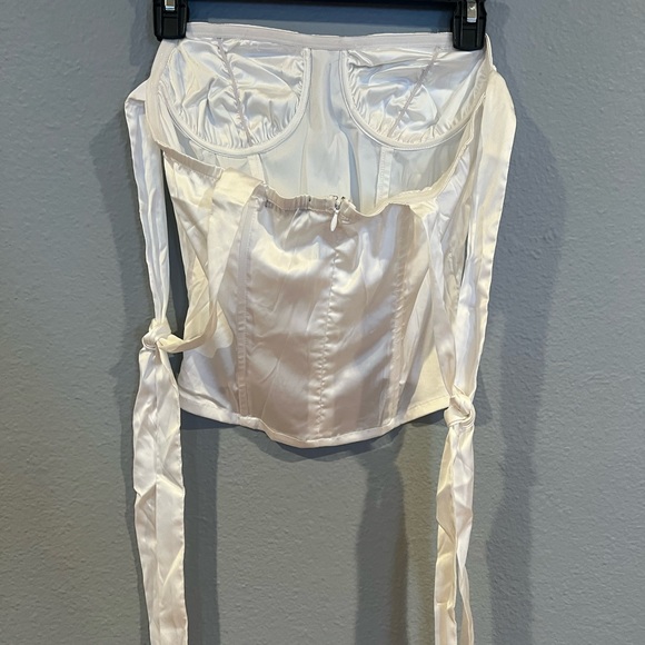 Women Gisele Satin Sleeveless Top - Picture 2 of 3